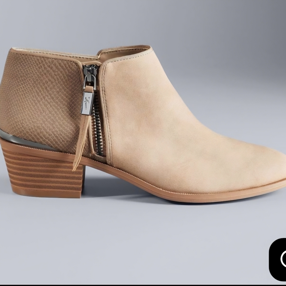 Simply Vera Vera Wang Beige Booties Gold Trim Ankle Side Zip Women’s Size 8.5